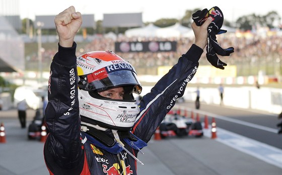 JSEM VÍTZ. Sebastian Vettel slaví triumf ve Velké cen Japonska.   
