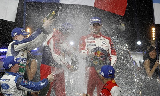 VÍTZNÁ SPRCHA. Sébastien Loeb a jeho navigátor Daniel Elena se koupou v sektu