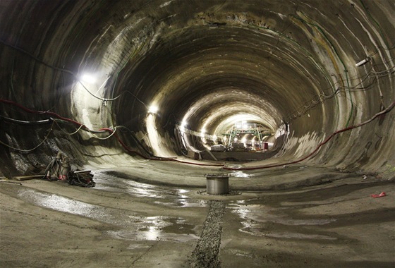 Hrubá stavba dvoukolejného tunelu vznikla použitím Nové rakouské tunelovací...