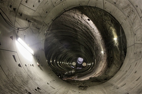 Vyústění pravého traťového tunelu do stanice Petřiny v primárním ostění