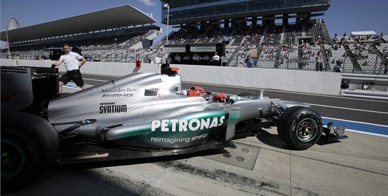 Michael Schumacher s vozem Mercedes vyráí na tra Velké ceny Japonska.
