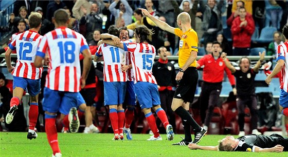 Fotbalisté Atlétika Madrid se radují z rozhodujícího gólu, kterým u v