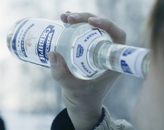 Rus popíjí vodku pímo z lahve.