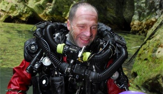 len týmu potáp hranických speleolog Krzysztof Starnawski, který se v...