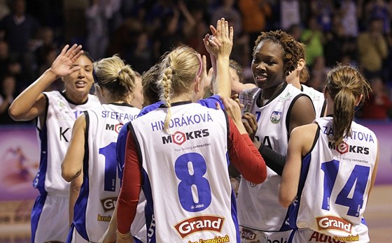 Trutnovské basketbalistky se radují z výhry nad V Praha.