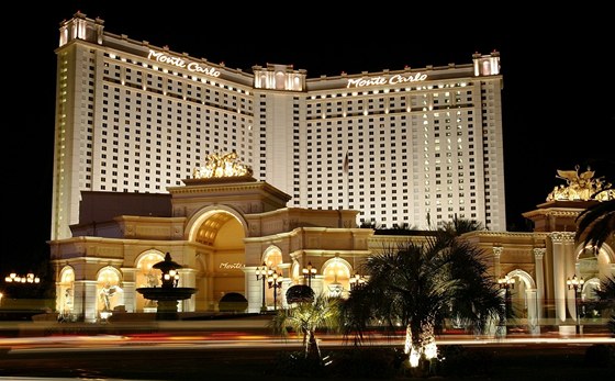 PRACOVNÍ PROSTEDÍ. Hotelový komplex Monte Carlo v Las Vegas. Tady pracovala