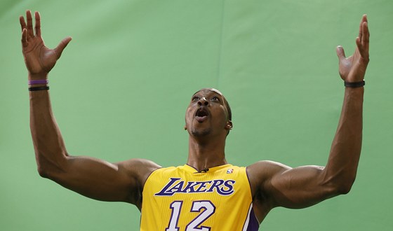Dwight Howard z Los Angeles Lakers ertuje pi oficiálním focení.
