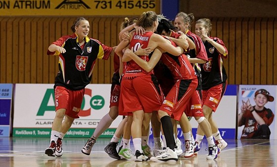 HRADECKÁ RADOST. Basketbalistky Hradce Králové práv oslavují triumf nad