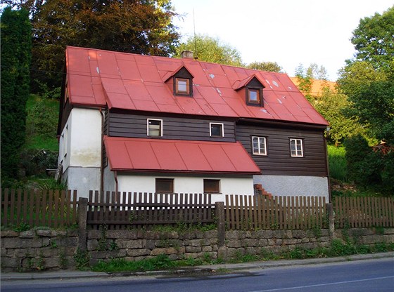 Téměř původní stav domu po zbourání jednoho z komínů a výměně oken v podkroví