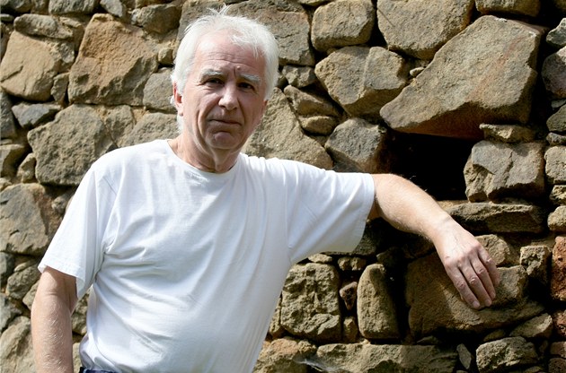 Ladislav Vilímek mapuje osudy �idovských rodin tak�ka celý �ivot. Prozkoumal u�