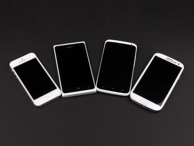 pikové bílé smartphony: Apple iPhone 5, HTC One X, Nokia Lumia 900 a Samsung