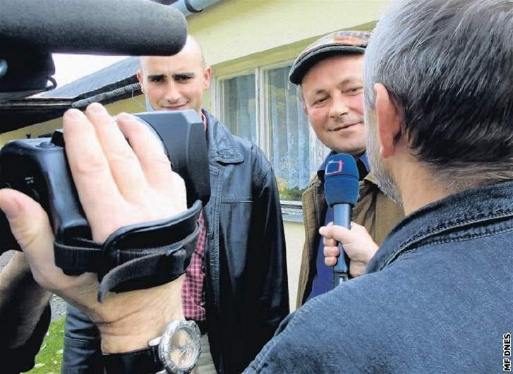 RODINNÝ KLAN. Otec (vpravo) a syn Hol�ákové p�ed kamerou televize.