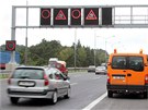Informa�ní cedule upozorní �idi�e na dopravní situaci.
