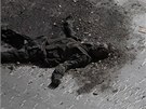 Rozkládající se tlo na ulici syrského Aleppa (22. záí 2012)