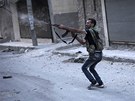 Bojovník Syrské osvobozenecké armády v Aleppu (22. záí 2012)
