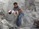 Syrský mu vynáí dít z trosek domu po náletu vládních letadel v Azázu  (28.