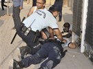 Turetí policisté pomáhají kolegovi, kterého zranil výbuch syrského minometného