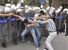 Protiválená demonstrace ped budovou tureckého parlamentu v Ankae (4. íjna