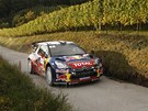 AMPION NA VINICI. Sébastien Loeb uhání malebnou krajinou bhem své domovské