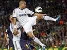 VIDL TO ROZHODÍ? Obránce Realu Madrid Pepé si ve vzduchu zkouí zpracovat...