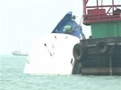 U hongkongského ostrova Lamma se v pondlí veer srazil trajekt s výletní lodí