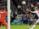 Cristiano Ronaldo z Realu Madrid stílí na branku Ajaxu Amsterdam v utkání Ligy