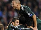 Cristiano Ronaldo z Realu Madrid (zcela vlevo) v objetí spoluhrá v utkání