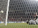 Moskevský gólman Pesjakov inkasuje v poslední minut zápasu s Celtikem v LIze