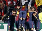 Fotbalisté Barcelony slaví gól do sít Benfiky Lisabon