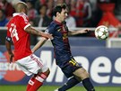 Messi z Barcelony si hlídá mí ped dotírajícím Pereirou z Benfiky