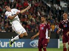 Van Persie z Manchesteru United hlavou skóruje v duelu s domácí Kluí