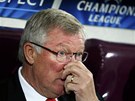 Kou Ferguson z Manchesteru United pozorn sleduje své svence v utkání s Kluí