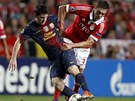 Messi z Barcelony (vlevo) urputn bojuje s Jardelem z Benfiky Lisabon
