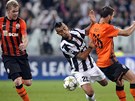 Vidal z Juventusu (uprosted) mezi hrái achtaru Donck, vlevo Hübschman,