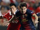 Barcelonský útoník Messi se snaí odpoutat od Gaitana z Benfiky Lisabon 