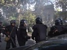 Policisté v kyrgyzské metropoli Bikeku zasahují proti demonstrantm.