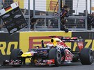 RED BULL JÁSÁ. Sebastian Vettel slaví vítzství ve Velké cen Japonska.  