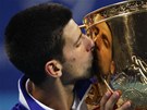 Novak Djokovi líbá trofej pro vítze turnaje v Pekingu. 