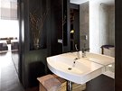 Koupeln vévodí velkoformátové zrcadlo za keramickým umyvadlem s baterií...