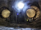 Eskalátorový tunel mezi traťovými tunely je vyražen správně, tedy mírně šikmo k...