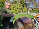 Kameník Rudolf Morávek usazuje pamtní desku v parku pod obadní síní v ulici