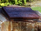 Kameník Rudolf Morávek usazuje pamtní desku v parku pod obadní síní v ulici