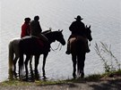 Jezdci na koních v rybníce Amerika u Frantikových Lázní