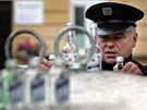 Policista vyndavá z kontejneru na sklo v centru Karlových Var vzorky...