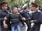 Kyrgyzská policie zasahuje proti demonstrantm v Bikeku (3. íjna 2012)