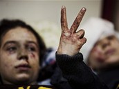 Zrann dti ze syrskho Idlbu ukazuj znamen vtzstv (10. bezna 2012)