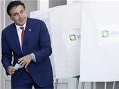 Gruznsk prezident Michail Saakavili pot, co vhodil svj hlasovac lstek do