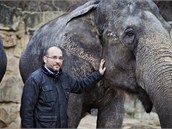 Ředitel pražské zoo Miroslav Bobek a slon indický (ilustrační foto)