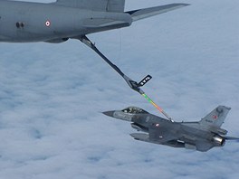 Tureck sthaka F-16 dopluje palivo za letu z tankeru KC-135