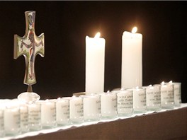 Svíky pro zemelé z hromadného hrobu na Budínce u Dobronína.